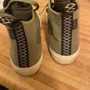 These are Men’s 7 and Women’s 9 Chuck Taylor converse rare find